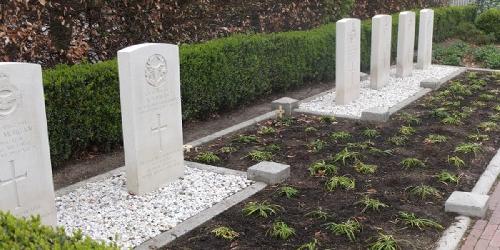 De oorlogsgraven op het kerkhof naast H. Hartkerk